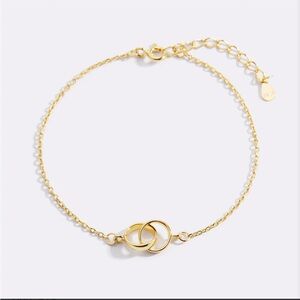 Elegant Gold Bracelet with Interlocking Rings